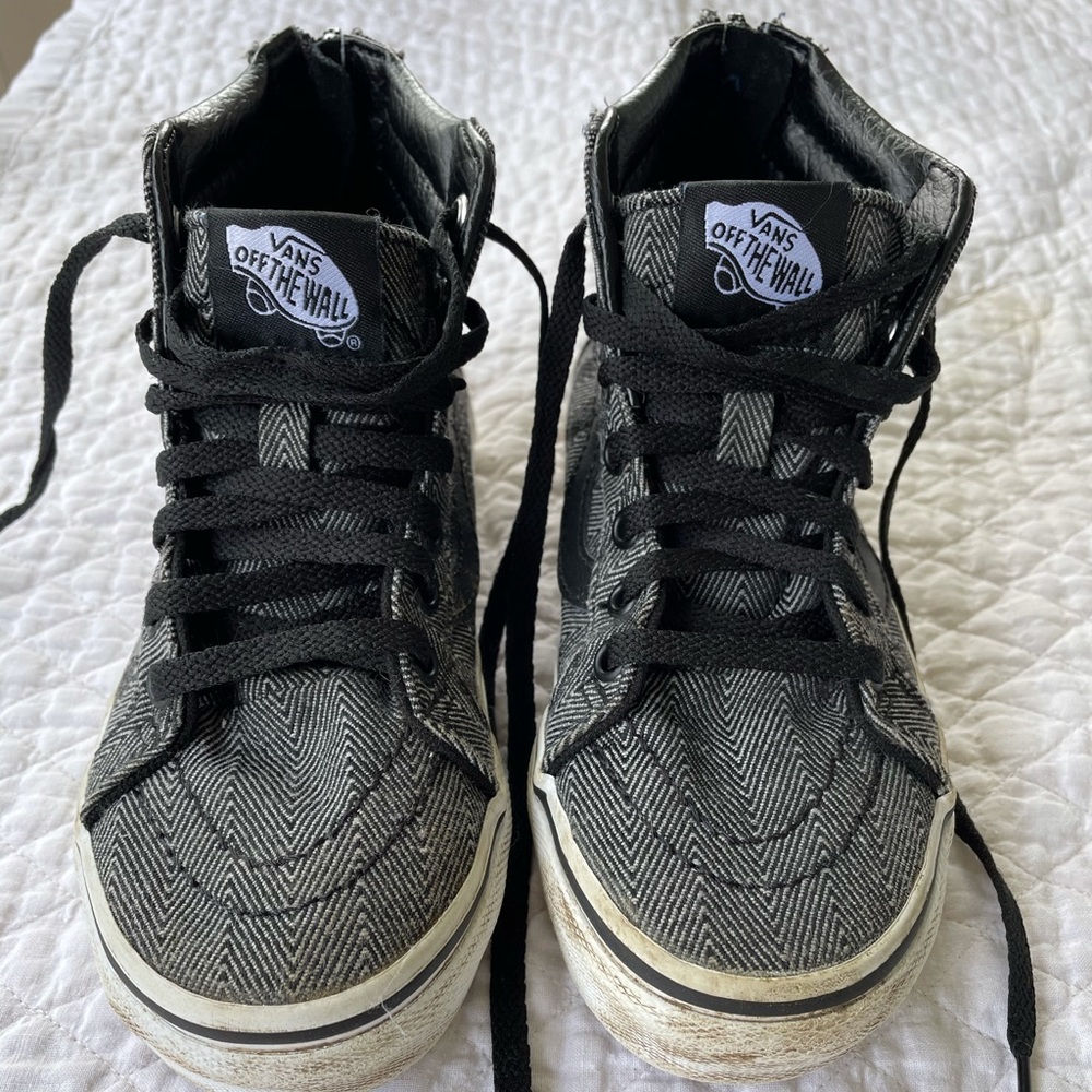 VANS OFF THE WALL SKATEBOARD SHOES (YOUTH) size 1